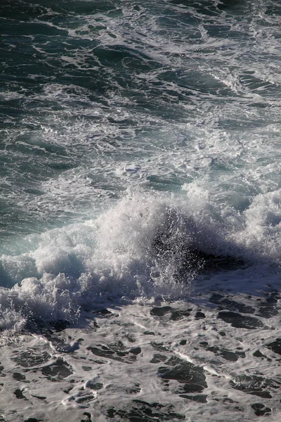 Υψηλά Κύματα Χτυπούν Τους Βράχους Στη Θάλασσα Στην Ακτή — Φωτογραφία Αρχείου