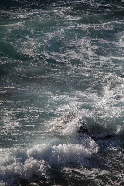 Grandes Olas Golpeando Las Rocas Del Mar Costa — Foto de Stock