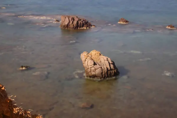 Dromerige Natuurlijke Achtergrond Met Zee Kust Rotsen Golven Lange Blootstelling — Stockfoto