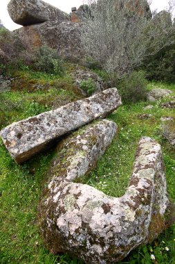 Antik şehrin mezarlarından geriye kalanlar.