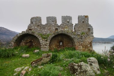 Güneybatı Türkiye'de yer alan bir doğa rezerv Bafa Gölü üzerinden Kalesi'nin yıkık duvarlar
