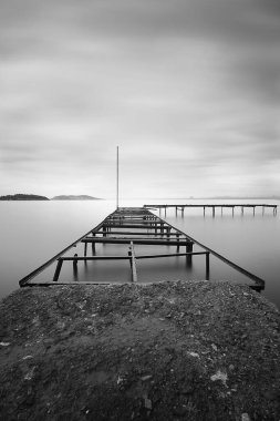 Siyah ve Beyaz, denizdeki soyut terk edilmiş tapınak