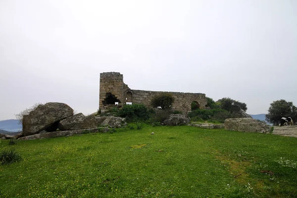 トルコの南西部に位置する自然保護区の湖 Bafa の城の台無しにされた壁 — ストック写真