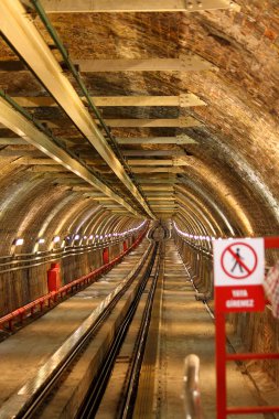 Tren Metrosu ya da Tren İstasyonu İçi boş Platform Yolcu Taşıma ve Ulaşım Yok