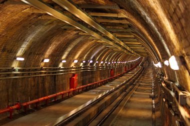 Tren Metrosu ya da Tren İstasyonu İçi boş Platform Yolcu Taşıma ve Ulaşım Yok