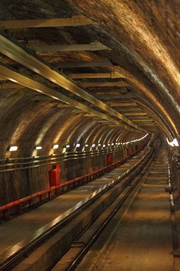 Tren Metrosu ya da Tren İstasyonu İçi boş Platform Yolcu Taşıma ve Ulaşım Yok