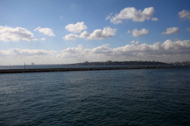 Istanbul'dan Boğaz manzarasına. Deniz cruise şehir manzaralı Boğazı üzerinde. Cityscape Istanbul 'un. Türkiye'ye seyahat.