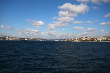 Istanbul'dan Boğaz manzarasına. Deniz cruise şehir manzaralı Boğazı üzerinde. Cityscape Istanbul 'un. Türkiye'ye seyahat.