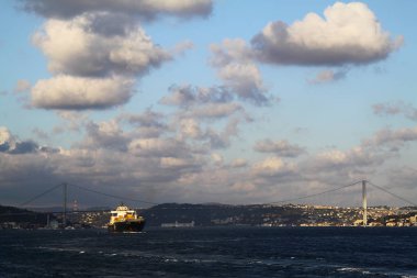 Istanbul'dan Boğaz manzarasına. Deniz cruise şehir manzaralı Boğazı üzerinde. Cityscape Istanbul 'un. Türkiye'ye seyahat.