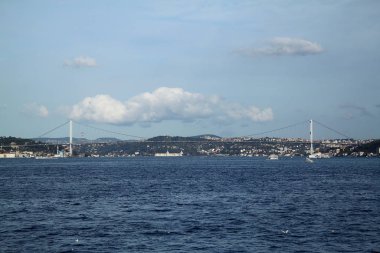 Istanbul'dan Boğaz manzarasına. Deniz cruise şehir manzaralı Boğazı üzerinde. Cityscape Istanbul 'un. Türkiye'ye seyahat.