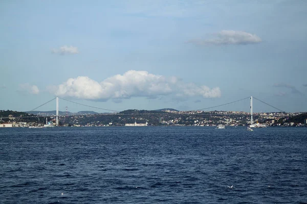 从里海海峡眺望伊斯坦布尔全景 海巡航在海峡以城市的看法 伊斯坦布尔的城市景观 前往土耳其 — 图库照片