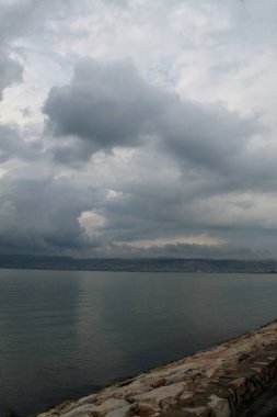 Bulutları yakın mavi gökyüzü. Gökyüzü mavi gökyüzü ve deniz İstanbul hindisi