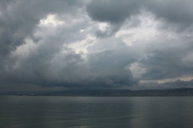 Bulutları yakın mavi gökyüzü. Gökyüzü mavi gökyüzü ve deniz İstanbul hindisi
