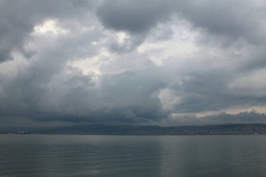 Bulutları yakın mavi gökyüzü. Gökyüzü mavi gökyüzü ve deniz İstanbul hindisi