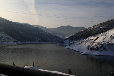 Bir kış günü altında karda