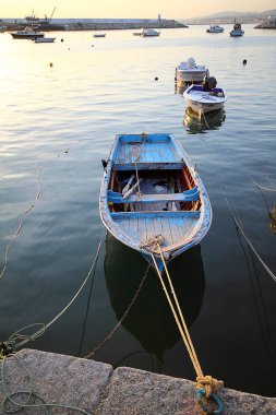 Güzel yumuşak bulutlar ve mavi gökyüzü kumsal suyu, soyut beyaz arkaplan