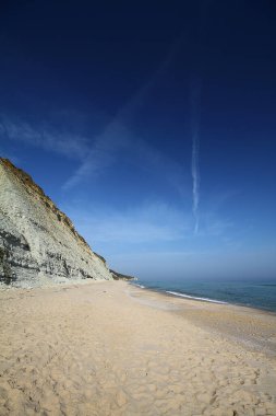 Güzel yumuşak bulutlar ve mavi gökyüzü kumsal suyu, soyut beyaz arkaplan