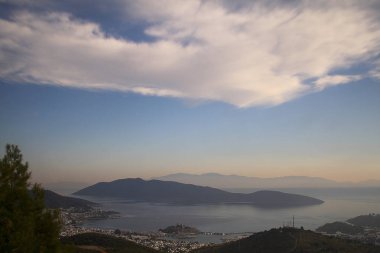 Sıcak yaz gününde Bodrum Limanı manzarası. Türk Rivierası. Akdeniz, Şato. Türk Rivierası 'ndaki Bodrum Şatosu ve yat limanı panoramik günbatımı manzaralı. Bodrum, Afrika kıtasında bulunan Mugla devletinde bir şehirdir.,