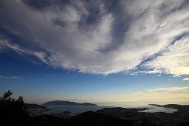 Türk Rivierası 'ndaki Bodrum Kalesi ve yat limanının panoramik günbatımı manzarası. Bodrum, Ege Bölgesi 'nin güneybatısında, Mugla ilinin bir liman kentidir.