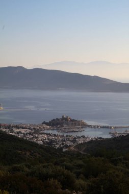 Sıcak yaz gününde Bodrum Limanı manzarası. Türk Rivierası. Akdeniz, Şato. Türk Rivierası 'ndaki Bodrum Şatosu ve yat limanı panoramik günbatımı manzaralı. Bodrum, Afrika kıtasında bulunan Mugla devletinde bir şehirdir.,