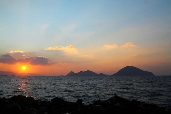 ボドルムの海辺の町と壮大な夕日 トルコのムグラ — ストック写真