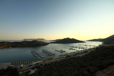 Yatch liman iskelesi ve tekne rıhtımları açık denizi bekleyen yat ve gemiler..