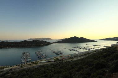 Yatch liman iskelesi ve tekne rıhtımları açık denizi bekleyen yat ve gemiler..