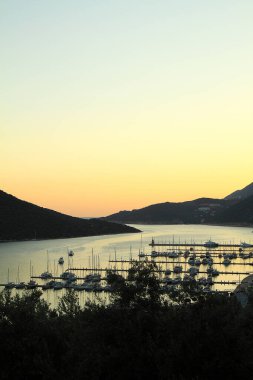 Yatch liman iskelesi ve tekne rıhtımları açık denizi bekleyen yat ve gemiler..