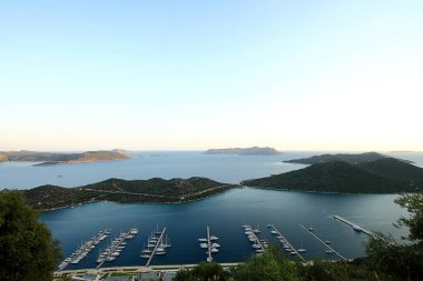 Yatch liman iskelesi ve tekne rıhtımları açık denizi bekleyen yat ve gemiler..
