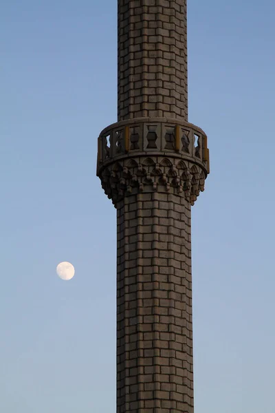 Мечеть Вночі Біля Мінарету Молодий Місяць Небі — стокове фото