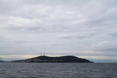 Istanbul'dan Boğaz manzarasına. Deniz cruise şehir manzaralı Boğazı üzerinde. Cityscape Istanbul 'un. Türkiye'ye seyahat.