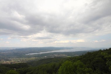 Hafta sonları şehir dışından kırsala seyahat etmek.