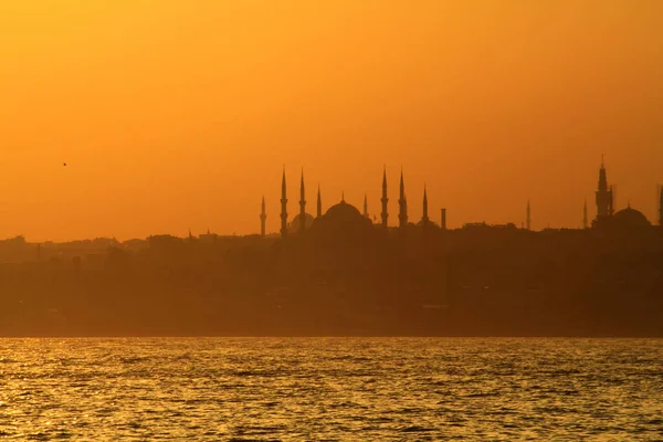 日落在伊斯坦布尔 大都会城市和城市剪影 — 图库照片