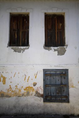 Tuğla ve taştan yapılmış eski bir ev basit bir köy mimarisi köylüler için eski bir ev duvarı ve dağlardaki çöl manzarası. Köylülerin yaptığı eski bir duvar.