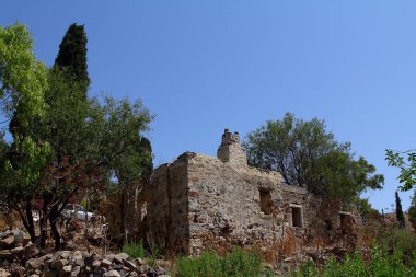 Tuğla ve taştan yapılmış eski bir ev basit bir köy mimarisi köylüler için eski bir ev duvarı ve dağlardaki çöl manzarası. Köylülerin yaptığı eski bir duvar.