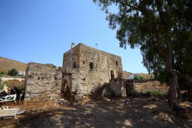 Tuğla ve taştan yapılmış eski bir ev basit bir köy mimarisi köylüler için eski bir ev duvarı ve dağlardaki çöl manzarası. Köylülerin yaptığı eski bir duvar.