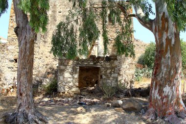 Tuğla ve taştan yapılmış eski bir ev basit bir köy mimarisi köylüler için eski bir ev duvarı ve dağlardaki çöl manzarası. Köylülerin yaptığı eski bir duvar.