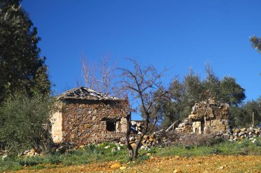 Tuğla ve taştan yapılmış eski bir ev basit bir köy mimarisi köylüler için eski bir ev duvarı ve dağlardaki çöl manzarası. Köylülerin yaptığı eski bir duvar.