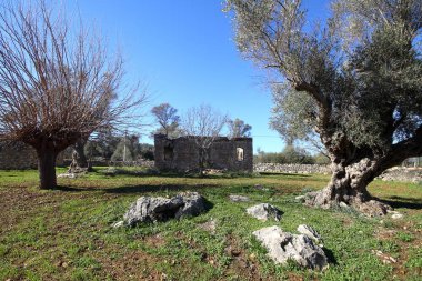Tuğla ve taştan yapılmış eski bir ev basit bir köy mimarisi köylüler için eski bir ev duvarı ve dağlardaki çöl manzarası. Köylülerin yaptığı eski bir duvar.