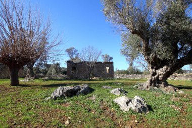 Tuğla ve taştan yapılmış eski bir ev basit bir köy mimarisi köylüler için eski bir ev duvarı ve dağlardaki çöl manzarası. Köylülerin yaptığı eski bir duvar.