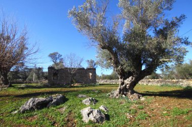 Tuğla ve taştan yapılmış eski bir ev basit bir köy mimarisi köylüler için eski bir ev duvarı ve dağlardaki çöl manzarası. Köylülerin yaptığı eski bir duvar.