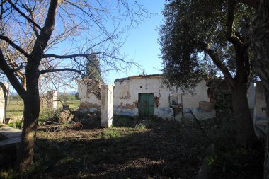 Tuğla ve taştan yapılmış eski bir ev basit bir köy mimarisi köylüler için eski bir ev duvarı ve dağlardaki çöl manzarası. Köylülerin yaptığı eski bir duvar.