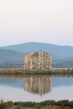 yıkılmış taş ev ve yansıma, Bodrum, Türkiye