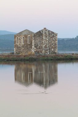 yıkılmış taş ev ve yansıma, Bodrum, Türkiye