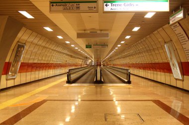 Tren Metrosu ya da Tren İstasyonu İçi boş Platform Yolcu Taşıma ve Ulaşım Yok