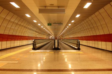 Tren Metrosu ya da Tren İstasyonu İçi boş Platform Yolcu Taşıma ve Ulaşım Yok