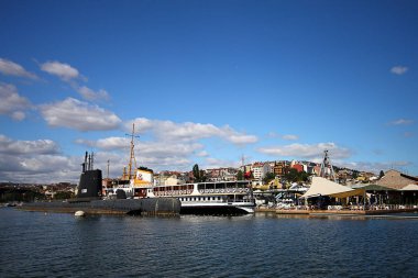 Bulutları yakın mavi gökyüzü. Gökyüzü mavi gökyüzü ve deniz İstanbul hindisi