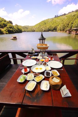 Türk kahvaltısı. Türk kahvaltısı. Geleneksel açık hava kahvaltısı.