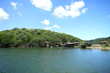 Gölde gün batımı. Güzel günbatımı doğası. Akşam manzarası. Gölün üzerindeki bulutlar. Gün batımında ufuk çizgisi. Deniz, gün batımında göl. Nehirdeki dalgalar