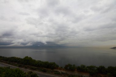 Gölde gün batımı. Güzel günbatımı doğası. Akşam manzarası. Gölün üzerindeki bulutlar. Gün batımında ufuk çizgisi. Deniz, gün batımında göl. Nehirdeki dalgalar.